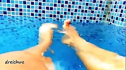 Amateur foot fetishist enjoys wet feet in the pool